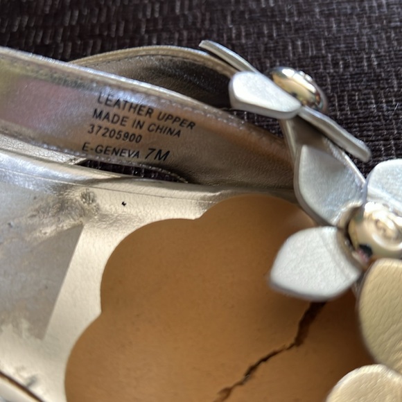 Etienne Aigner Gold Floral Sandals Size 7 - Picture 3 of 6